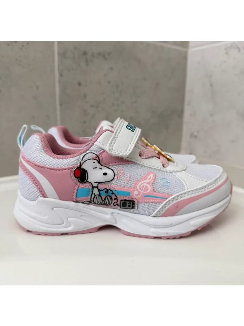 Snoopy Girls Velcro Sneakers Size 11